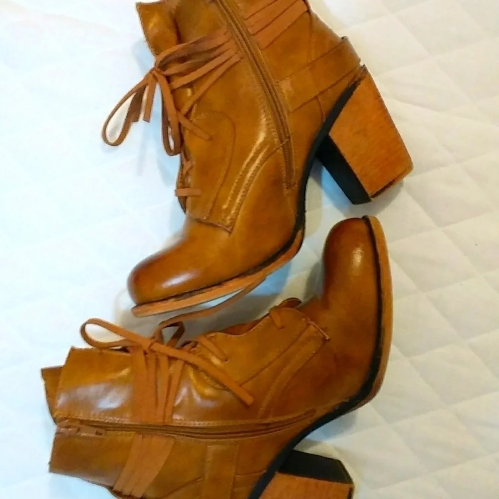 Celebrity Pink Women's Size 7 Brown 3 in Block Heels Ankle Boots Zipper Closure. - Picture 6 of 9